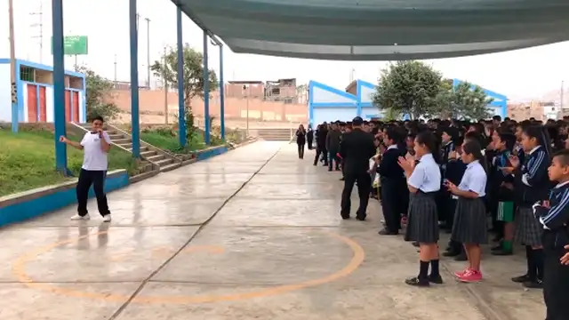Facebook: escolar peruano canta tema del "Grupo 5" en actuación y hace vibrar a su colegio [VIDEO]