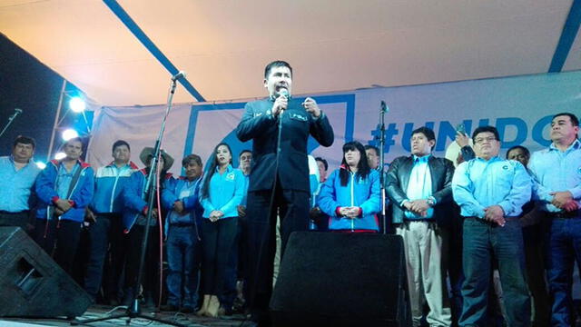 Arequipa: Candidatos Cáceres y Moscoso prometen formalizar a taxistas