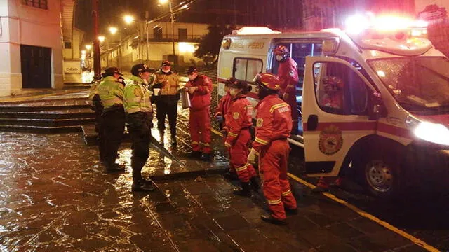 Bomberos llevan café a policías.