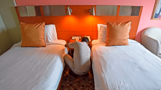 Habitación del lujoso hotel Suryaa se prepara para recibir a enfermos de coronavirus, ante la falta de camas en hospitales. Foto: AFP