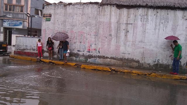 Calles de Camaná amanecieron inundadas.