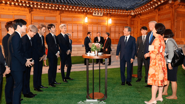 EXO y Donald Trump se conocen por primera vez en casa presidencial