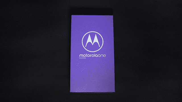 La caja donde llega el Motorola One Macro. | Foto: Carol Larrain