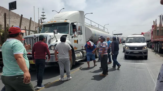incidentes. Grupo de camioneros detenían a otros que no querían sumarse a la medida. En este caso, increpaban a uno que conducía un cisterna de agua.