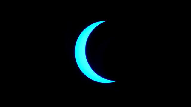 La luna se mueve frente al sol durante un eclipse solar anular visto a través de las nubes desde Katmandú el 21 de junio de 2020. Foto: AFP