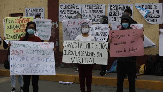Alumnos de la Universidad Nacional Mayor de San Marcos realizan plantón en contra del examen de admisión virtual.  Créditos :Jorge Cerdan / La República.