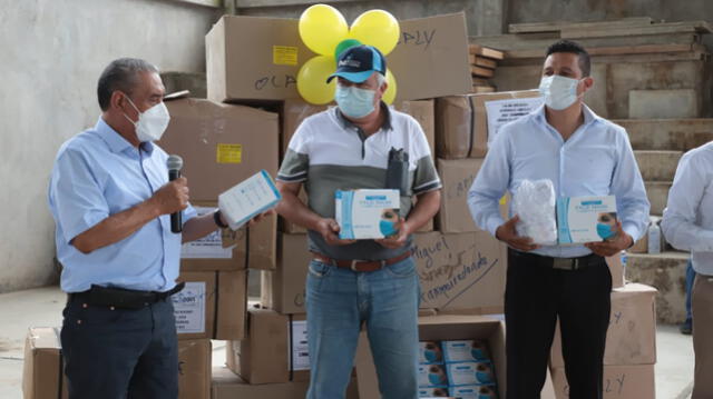 Gobernador Oscar Altamirano entregó mascarillas a pobladores de Amazonas