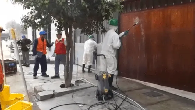 Sedapal desinfecta viviendas afectadas por aniego en San Juan de Lurigancho