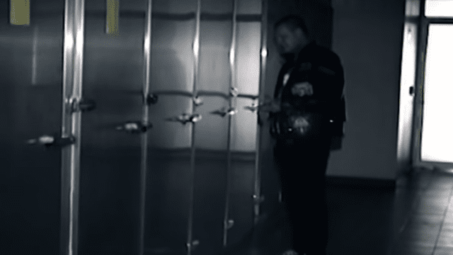 Hombre ingresa a la morgue de madrugada.