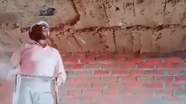 Vía YouTube: Albañil se salva de milagro cuando un techo le cae encima [VIDEO]