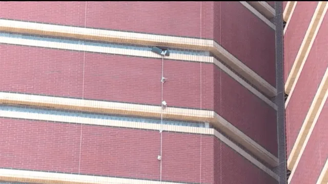 EE. UU.: dos presos escapan de la cárcel usando sábanas para bajar 12 pisos de edificio [FOTO]