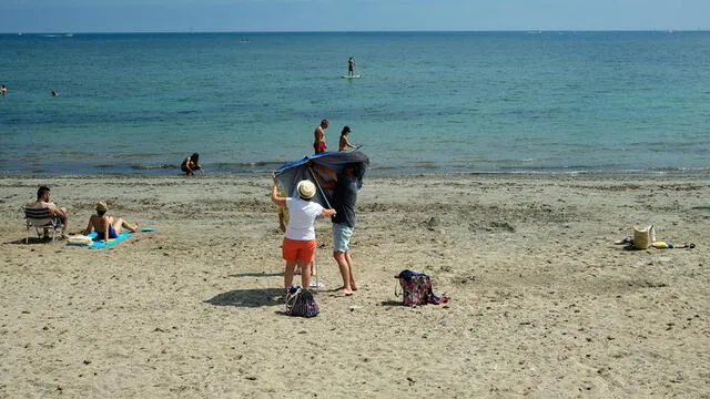 Turistas en las playas de Denia, en Alicante. (Foto: EFE)