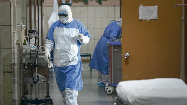 cansados. Personal de salud esta agotado por lasrgas joprnadas de trabajo a consecuencia de la pandemia de la COVID-19.