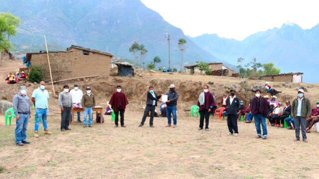 Ceremonia de entrega de terreno en Cañaris