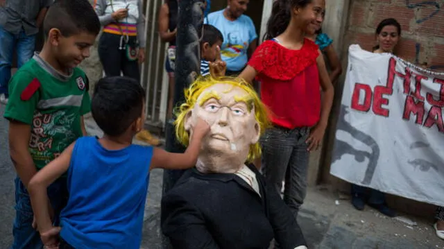 Así fue la quema de Judas en Venezuela con figuras políticas [FOTOS]