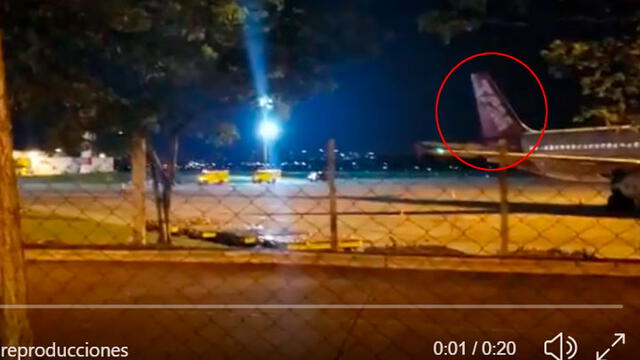 Video muestra a los camiones pasar por el avión de la aerolínea TAM.