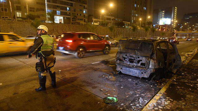 Bomberos lograron controlar el incendio, pero el auto quedó totalmente destruido. (Fotos: Melissa Merino / La República)