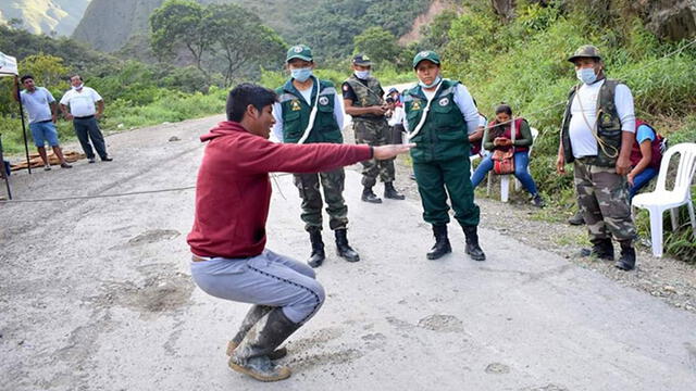 Ronderos castigan a personas que circulan en plena cuarentena.