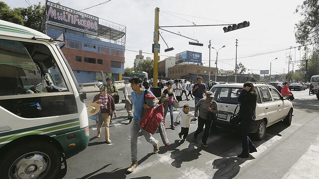 Arequipeños pasan tres horas en el laberinto del tráfico [VIDEO]