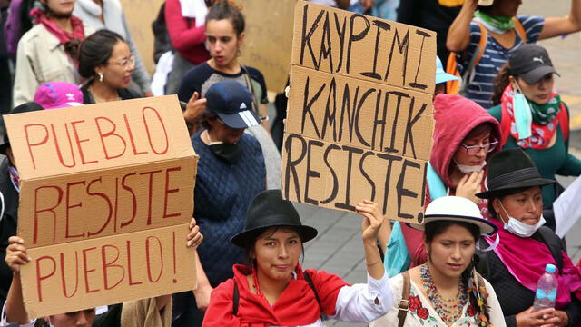 Mujeres marchan en los alrededores de la Asamblea Nacional en Quito el 12 de octubre de 2019.