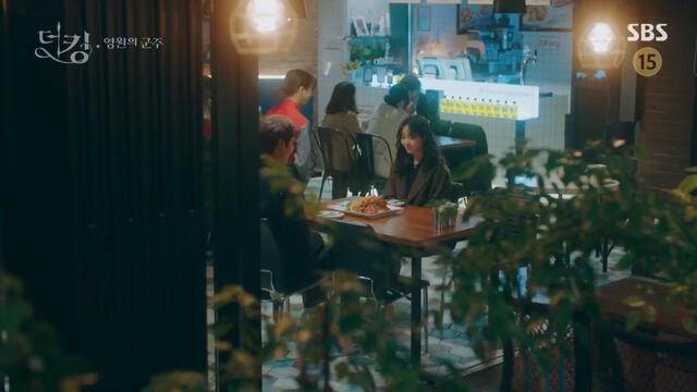 Escena de The king: Eternal monarch con Kim Go Eun y Lee Min Ho en Olive Chicken Cafe.