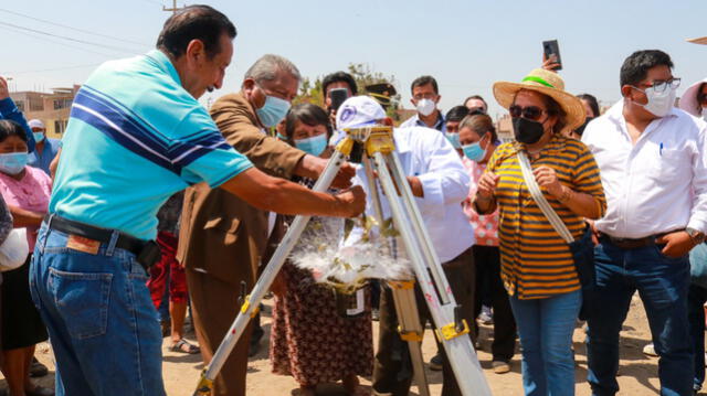 Representantes de la Junta de Usuarios y agricultores en el canal Pulen