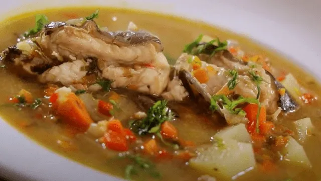 En una hora y 20 minutos tendrás listo el caldillo de congrio. El plato rinde para seis porciones. Foto: captura/comidas típicas chilenas