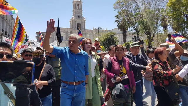 en arequipa. Antauro Humala junto a su esposa recorre la plaza principal de Arequipa.