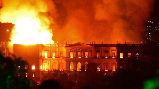 Incendio de gran magnitud arrasa el Museo Nacional de Brasil