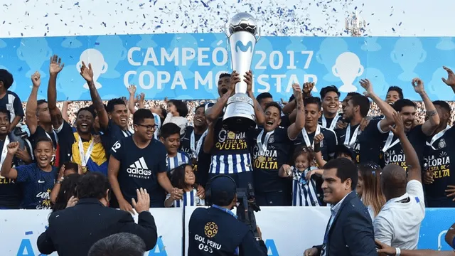Los jugadores de Alianza Lima celebran el título del año 2017.