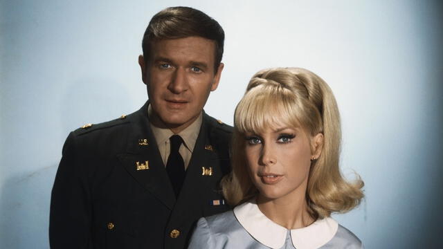 Bill Daily junto a Bárbara Eden en Mi bella genio. (Foto: Difusión)