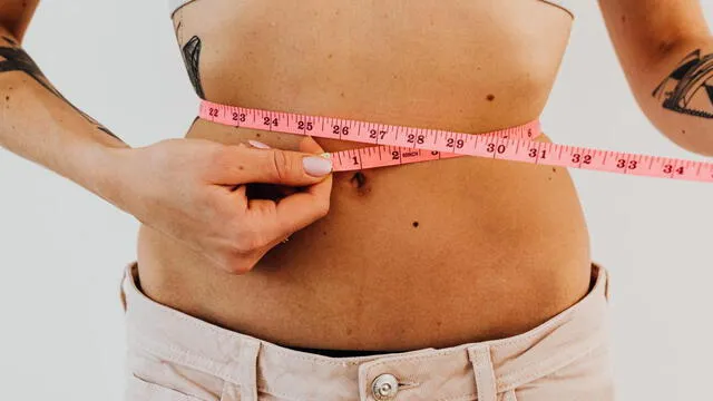 Bajar de peso no solo tiene relación con la comida saludable y el ejercicio
