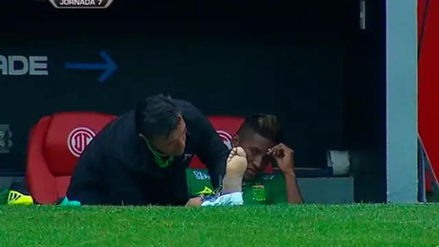 Pedro Aquino salió lesionado en el partido entre León y Toluca [VIDEO]