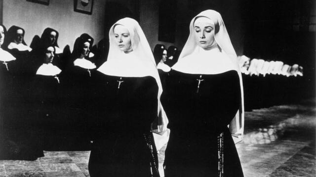 Patricia Bosworth (izquierda) junto a Audrey Hepburn (derecha) en la película Historia de una moja, estrenada en 1959.