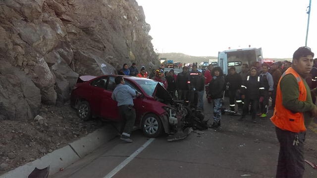 Arequipa: Custer con pasajeros cae a barranco tras choque con auto en Yura [FOTOS Y VIDEO]