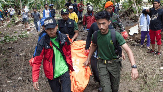 Incrementa la cifra de víctimas tras tsunami en Indonesia: 429 muertos y casi 1500 heridos