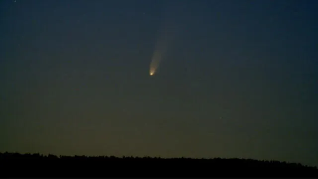 Cometa NEOWISE captado antes del amanecer en Arizona (Estados Unidos). Crédito: Chris Schur / Twitter.