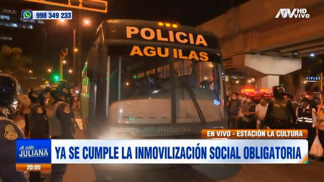 Buses de la PNP trasladan a usuarios que no consiguieron transporte público al iniciar toque de queda