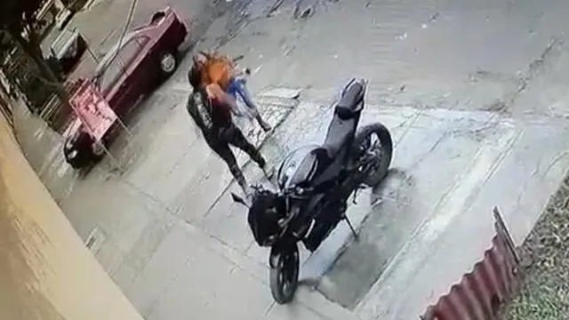 Agresor se acerca a su expareja para empujarla contra la pista. (Foto: Captura de video)