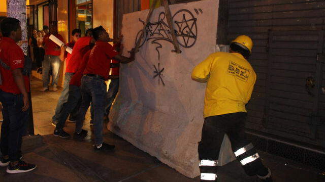 SMP: Clausuran con bloques de concreto 3 “prostibares” en la Av. Tomás Valle
