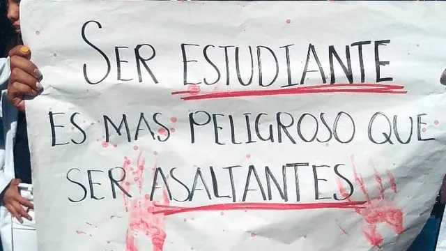 Marcha en Puebla por estudiantes asesinados