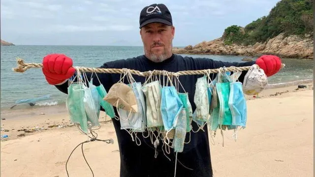 El fundador de Oceans Asia, Gary Sotokes enseña mascarillas recogidas en playas REUTERS