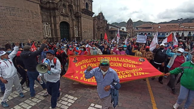 Gremios en Cusco marcharon para exigir cierre del Congreso y cambio de Constitución