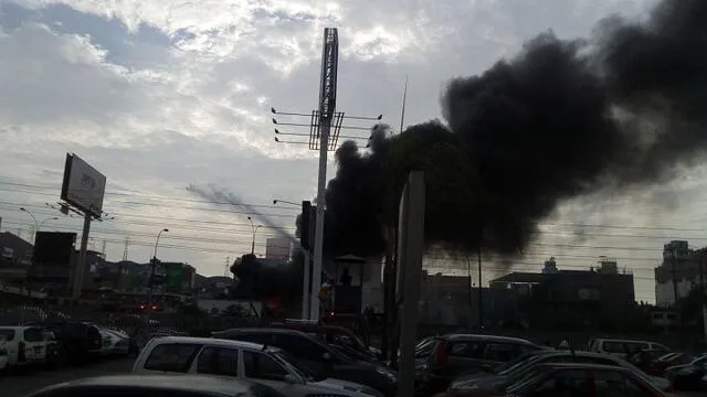 Panamericana Norte: Bus interprovincial se incendia frente a Megaplaza