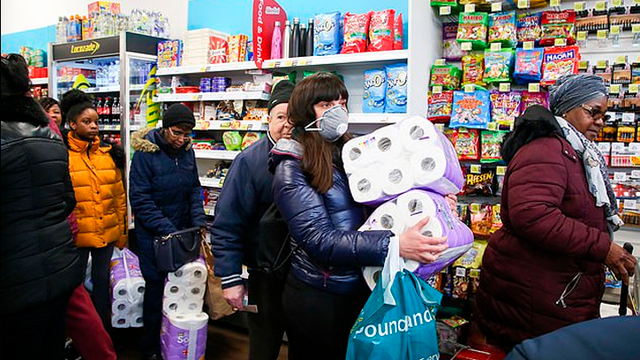 Coronavirus: ladrón roba papel higiénico en exteriores de supermercado