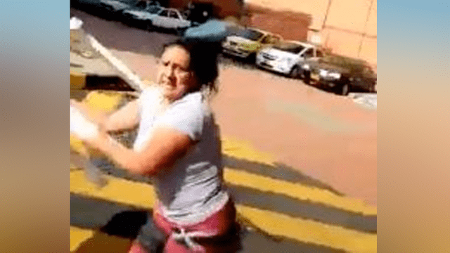Colombia: mujer humilla y golpea a vigilante por no dejar entrar visita en cuarentena [VIDEO]