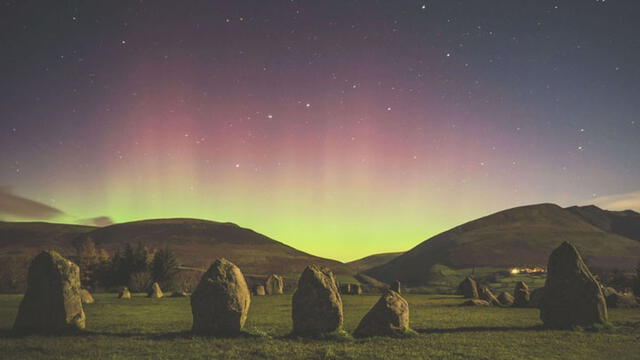 Aurora boreal en el Reino Unido, con una luna brillante y piedras en pie en el primer plano. Foto: Matthew James Turner