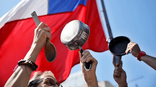 El "cacerolazo" es una forma de manifestación pacífica usada por gran parte de los ciudadanos chilenos para mostrar su rechazo al gobierno de Piñera.