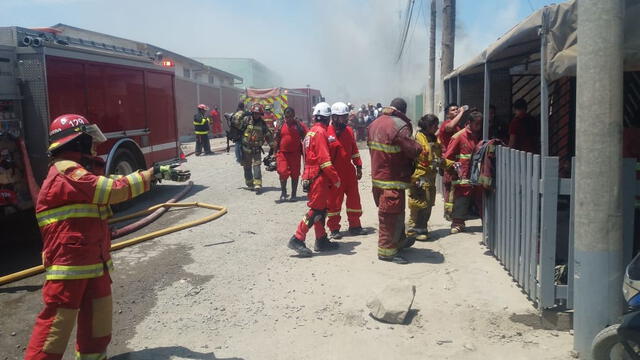 Villa El Salvador: fuerte incendio consumió un almacén y dejó dos bomberos heridos