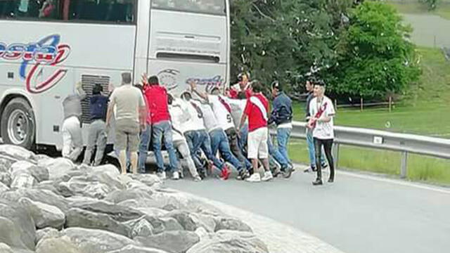 Hinchas peruanos llegaron empujando bus a amistoso Perú - Arabia Saudita